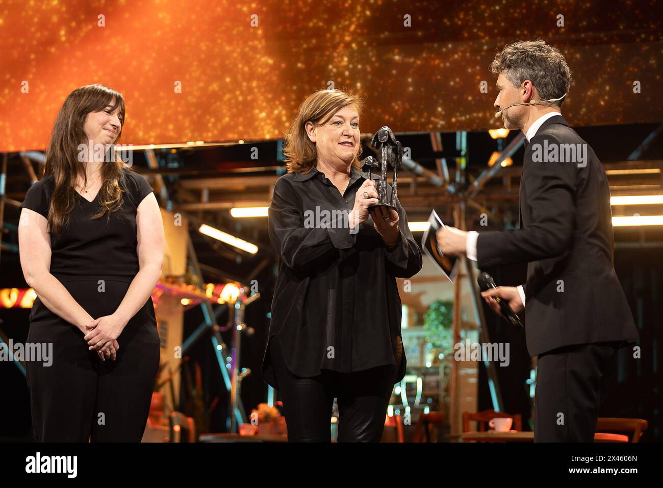 Lint, Belgique. 30 avril 2024. FOCUS COUVERTURE DEMANDÉE À BELGA - lauréat socio-Cultureel Volwassenenwerk Liga voor Mensenrechten photographié lors de la cérémonie de remise des prix 'Ultimas23', prix de la culture flamande, mardi 30 avril 2024, à Lint. BELGA PHOTO JAMES ARTHUR GEKIERE crédit : Belga News Agency/Alamy Live News Banque D'Images