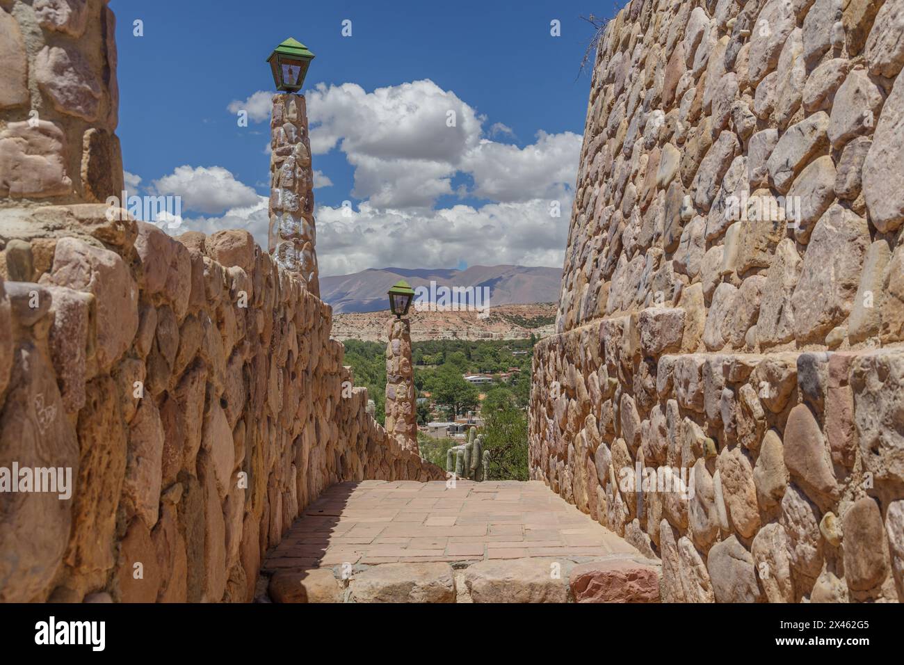 Vue de Humahuaca depuis le monument aux héros de l'indépendance. Banque D'Images