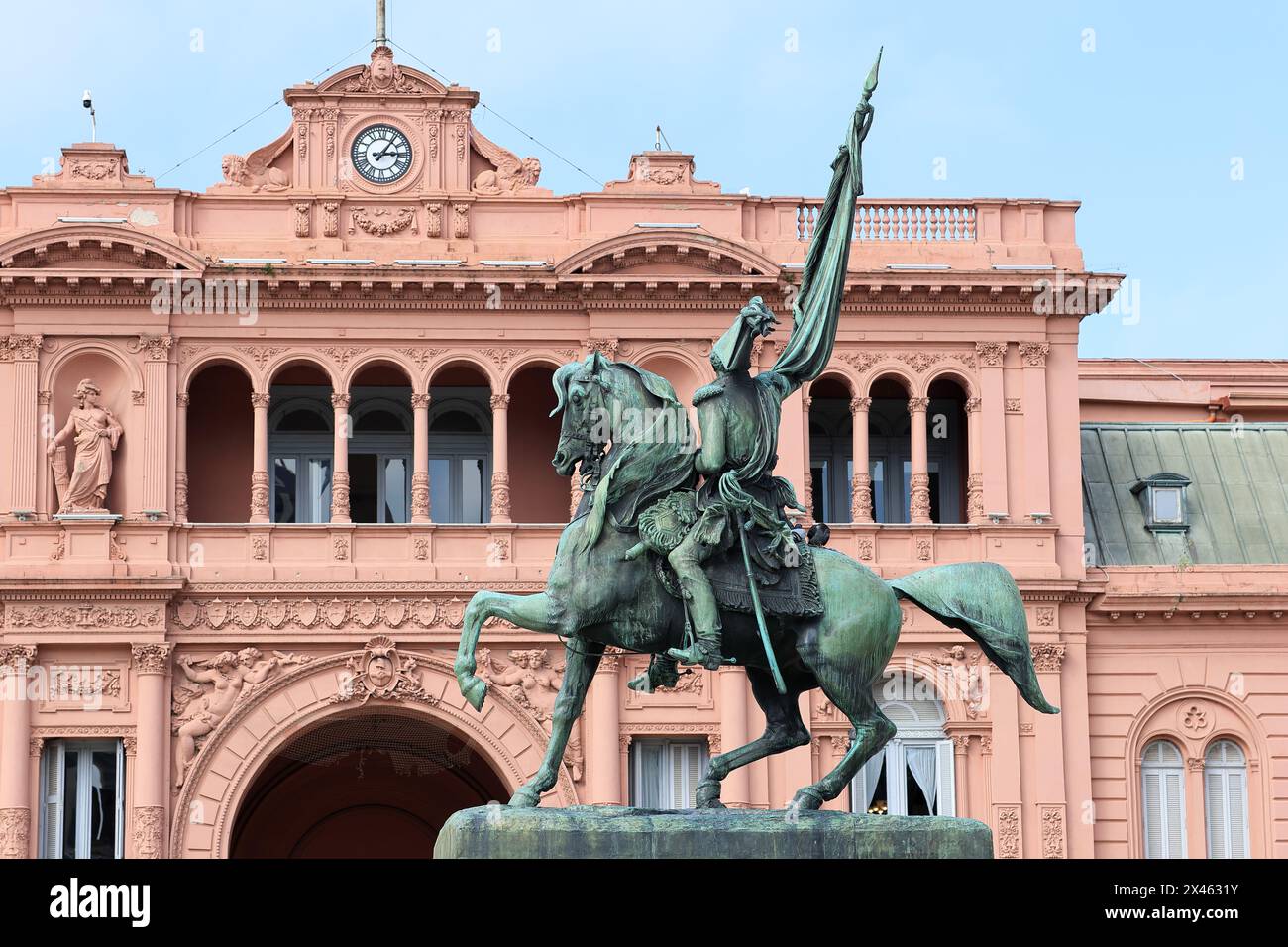 Le monument de Manuel Belgrano face au bâtiment présidentiel historique Casa Rosada dans le centre-ville de Buenos Aires (Argentine). Banque D'Images