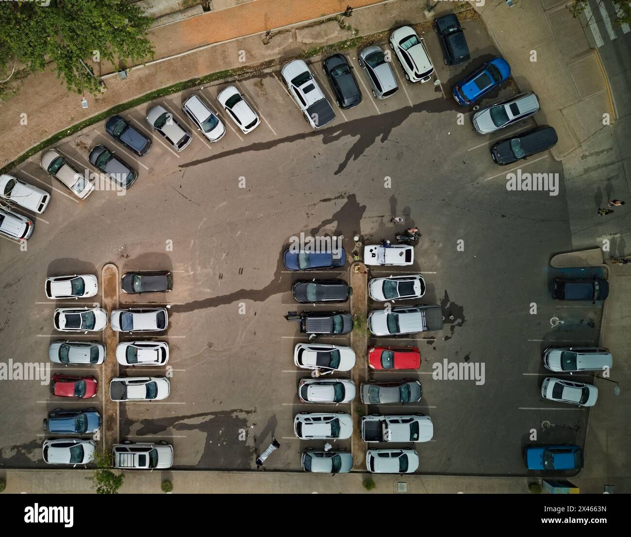 Parking vu d'en haut. Vue de haut en bas du drone. Banque D'Images