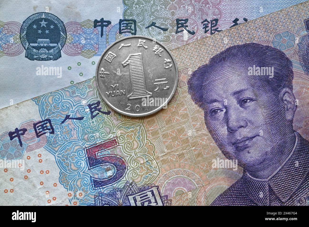 Une pièce de 1 yuan sur un billet de 5 yuans et un billet de 10 yuans. Banque D'Images