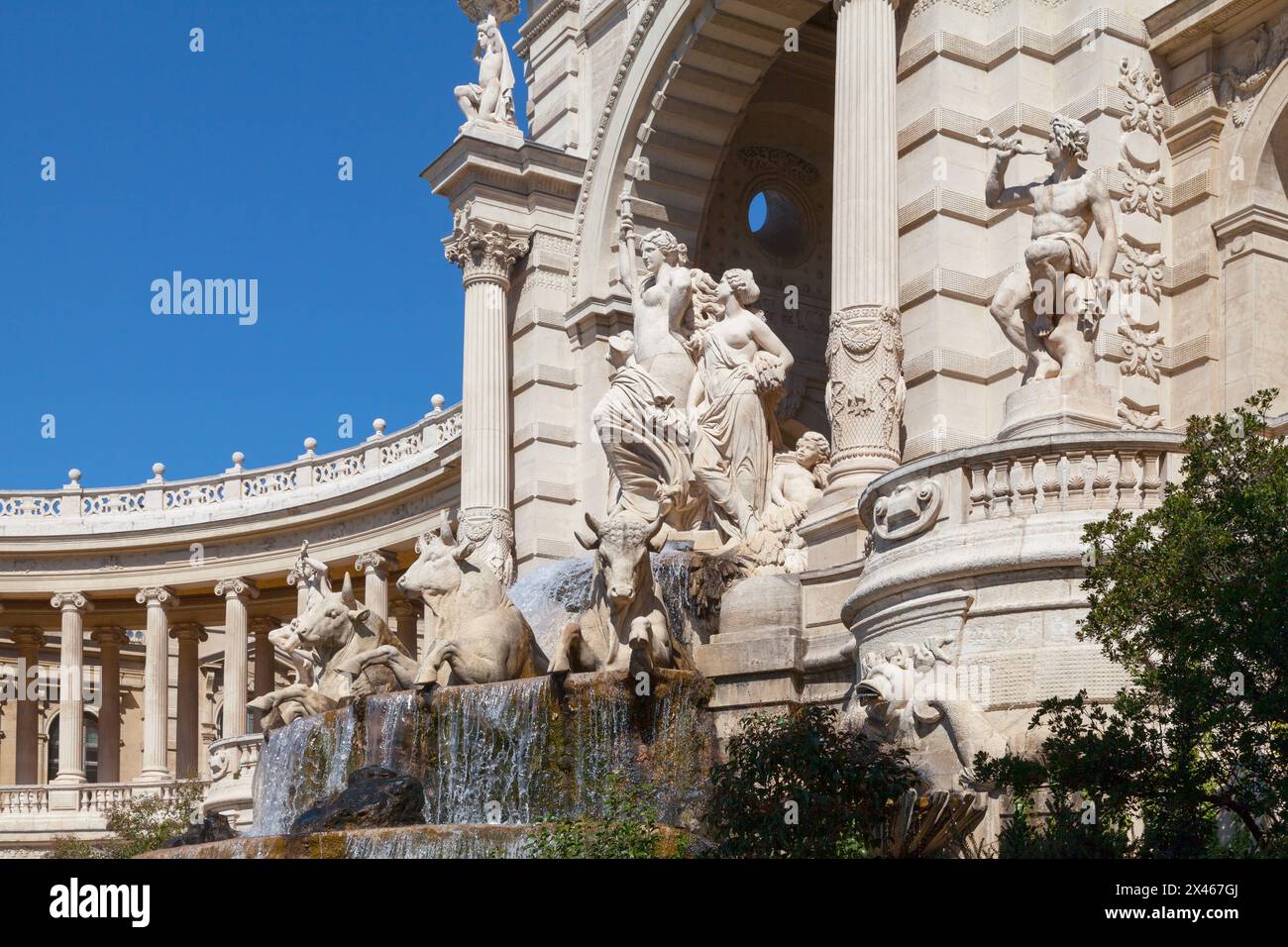 Le château d'eau du Palais Longchamp vu depuis les balcons du milieu, regardant vers le premier étang et le bassin secondaire. Le Palais Longchamp wa Banque D'Images