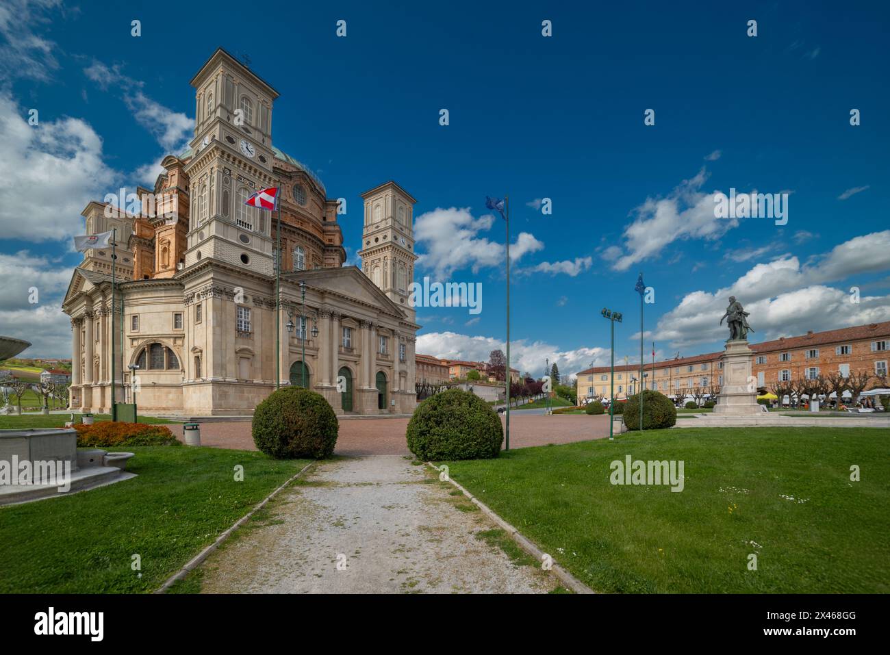 Vicoforte, Cuneo, Piémont, Italie - 25 avril 2024 : Sanctuaire de la Nativité de Marie avec le plus grand dôme elliptique du monde Banque D'Images
