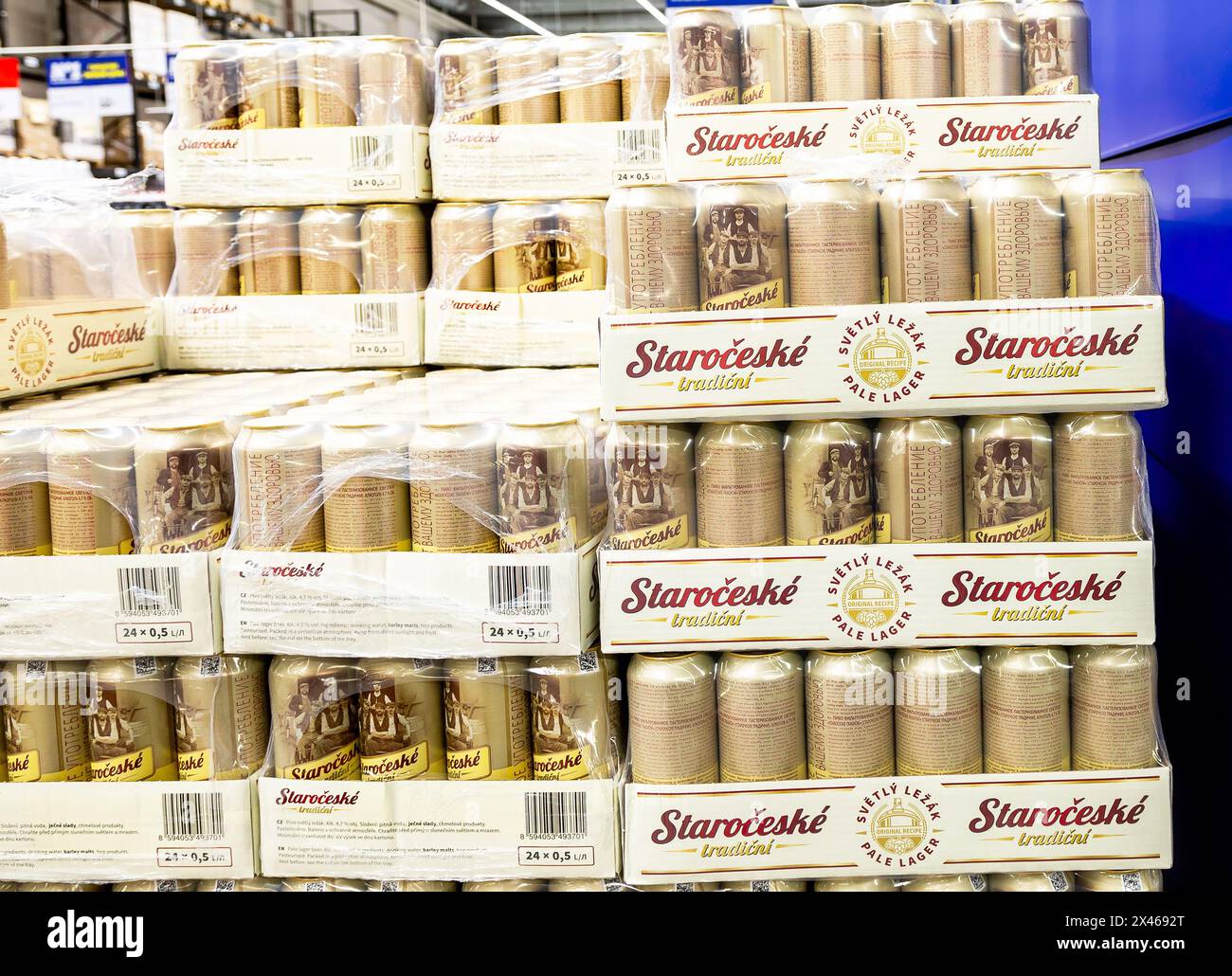 Samara, Russie - 6 avril 2024 : Staroceske traditions bière légère tchèque en bouteille fabriquée à l'aide de la technologie traditionnelle dans un supermarché Banque D'Images
