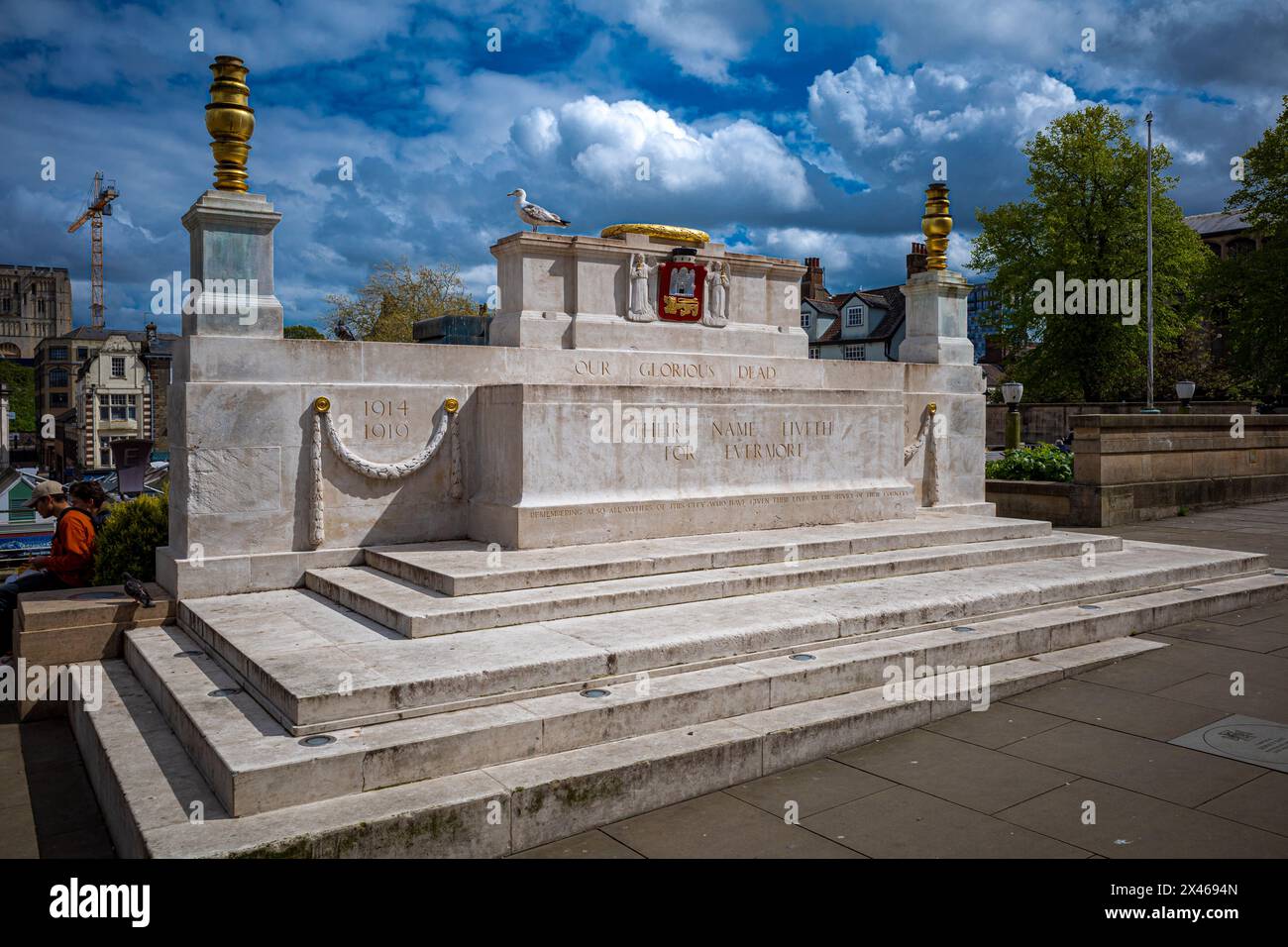 Mémorial de guerre de Norwich. Armoiries de Norwich sur le Monument commémoratif de guerre de Norwich ou cénotaphe, conçu par Sir Edwin Lutyens et dévoilé en 1927. Banque D'Images