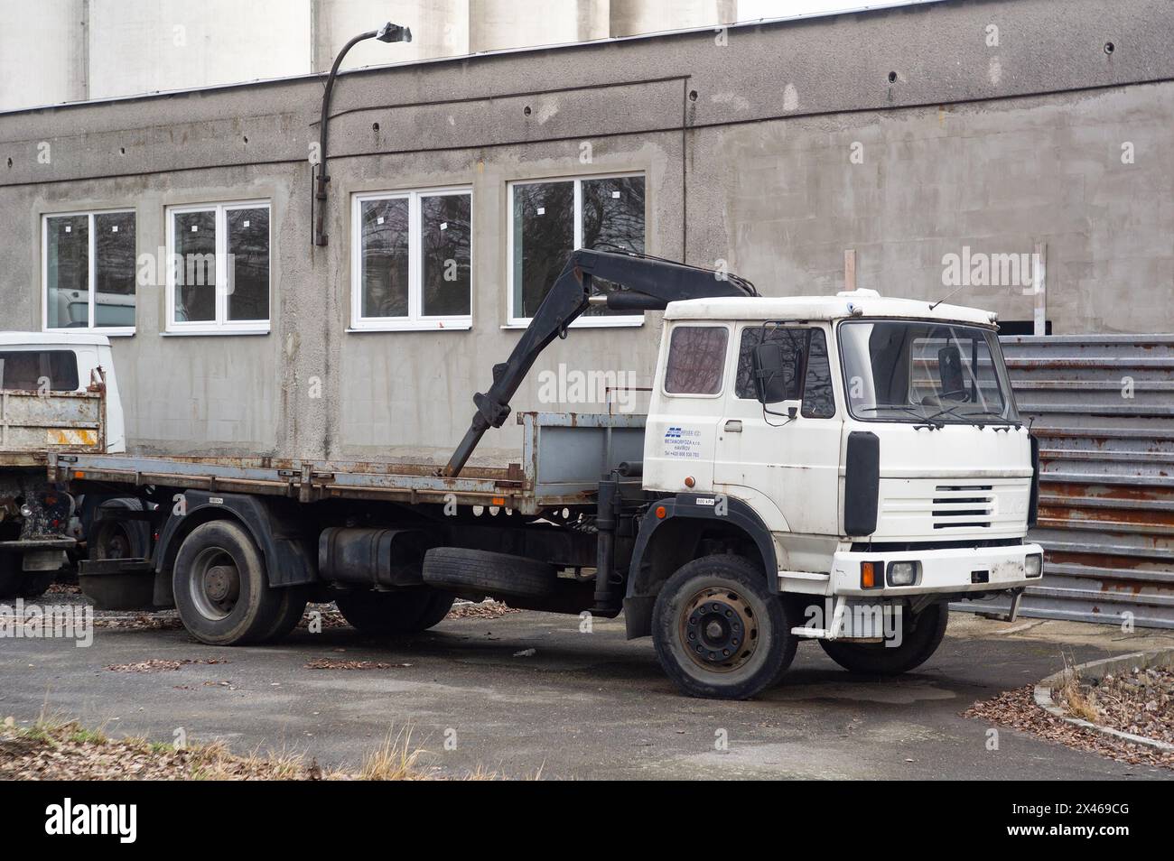 SENOV, RÉPUBLIQUE TCHÈQUE - 6 FÉVRIER 2016 : camion 4x2 blanc LIAZ 300 tchèque, épave Banque D'Images