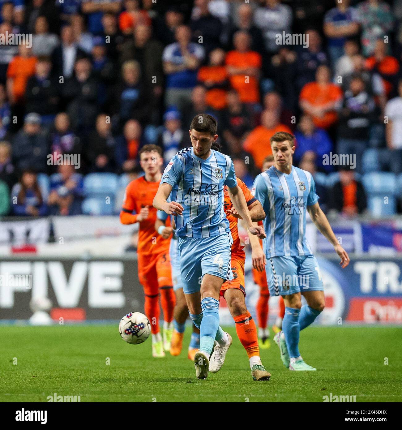 Coventry, Royaume-Uni. 30 avril 2024. Bobby Thomas de Coventry en action sur le ballon lors de l'EFL Sky Bet Championship match entre Coventry City et Ipswich Town à la Coventry Building Society Arena, Coventry, Angleterre, le 30 avril 2024. Photo de Stuart Leggett. Utilisation éditoriale uniquement, licence requise pour une utilisation commerciale. Aucune utilisation dans les Paris, les jeux ou les publications d'un club/ligue/joueur. Crédit : UK Sports pics Ltd/Alamy Live News Banque D'Images
