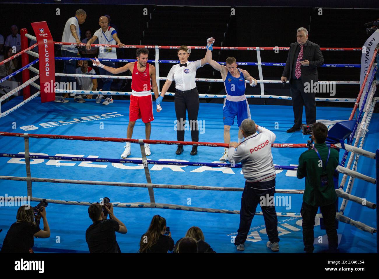 Billal Bennama France Rouge, Dmitrii Dvali Russie Bleu, arbitre Ugrenovic Jovana Boxing. EUBC Elite Championnats d'Europe de boxe hommes et femmes Belgrade Banque D'Images