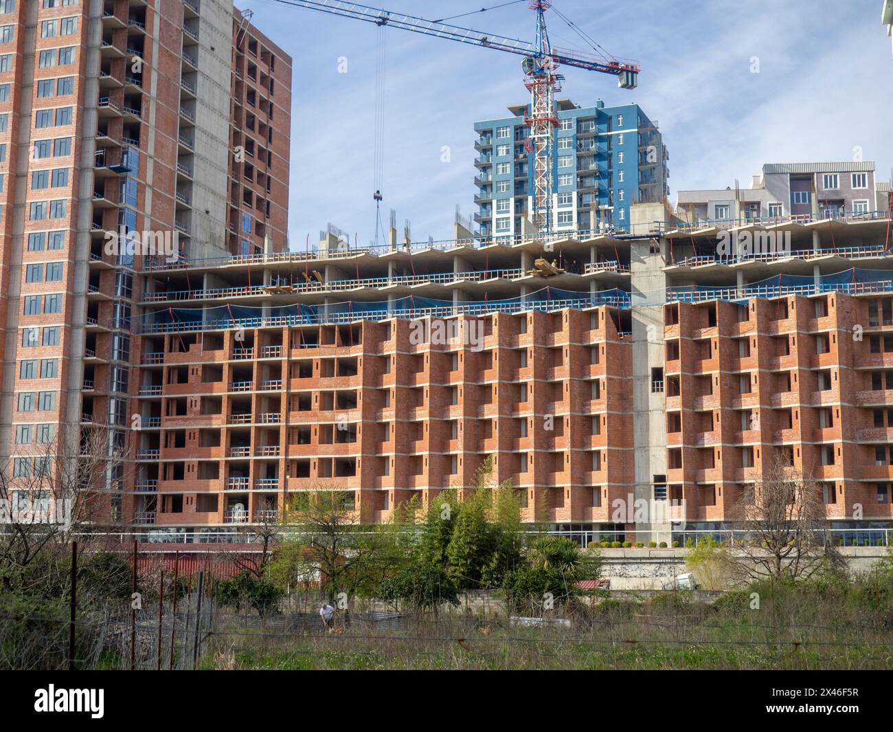 Zone industrielle. Chantier de construction à la périphérie de la ville. Ossature de construction. Banque D'Images