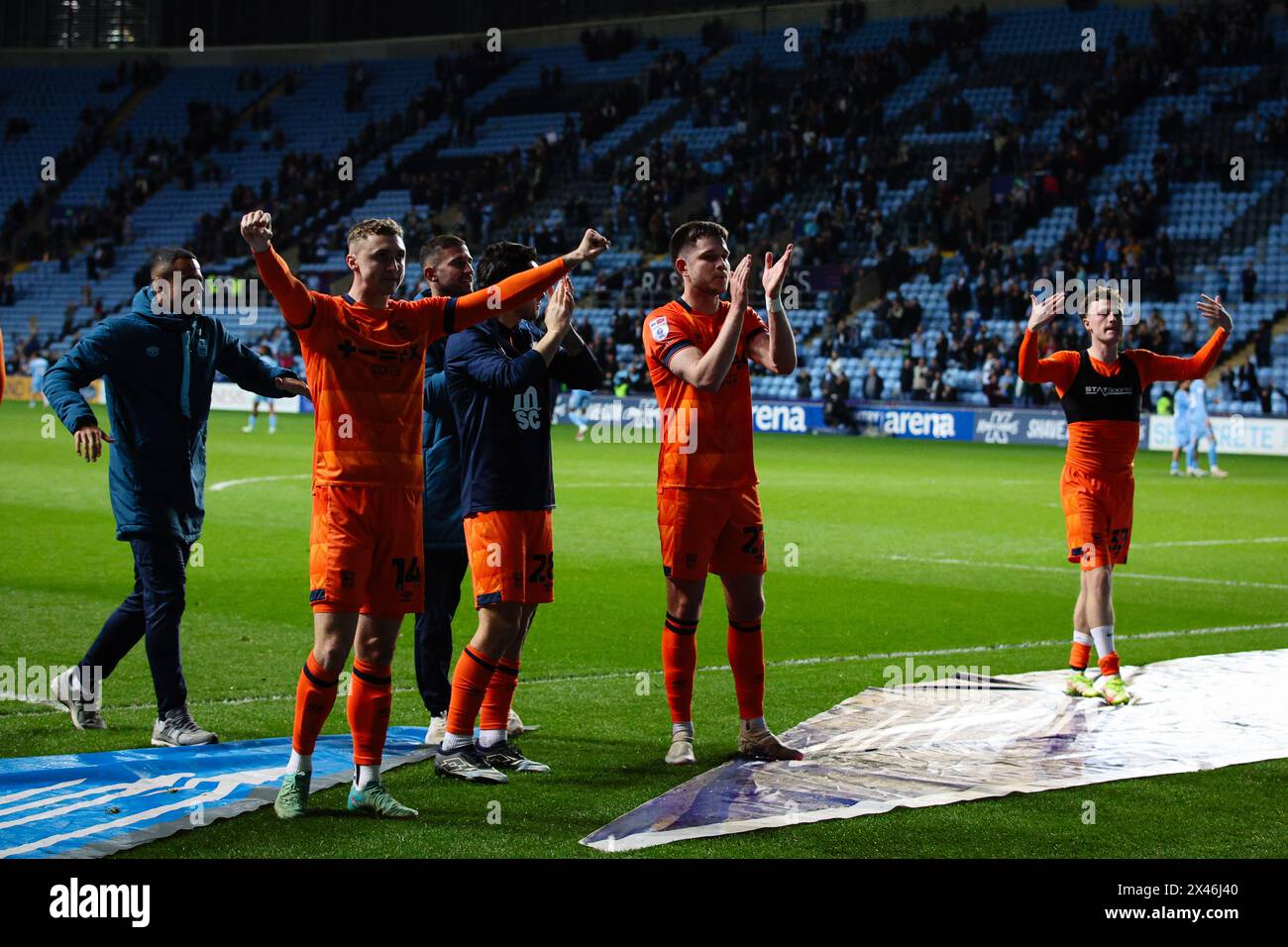 COVENTRY, Royaume-Uni - 30 avril 2024 : les joueurs d'Ipswich Town célèbrent le match de championnat EFL entre Coventry City FC et Ipswich Town FC à la Coventry Building Society Arena (crédit : Craig Mercer/ Alamy Live News) Banque D'Images