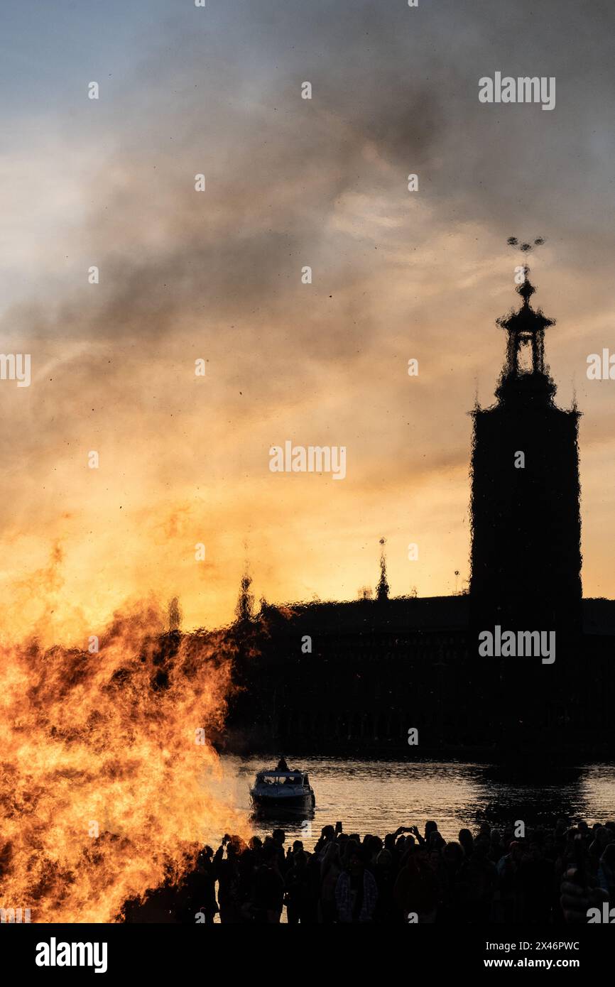 Valborg célébré avec un grand feu de joie devant l'hôtel de ville de Stockholm Banque D'Images