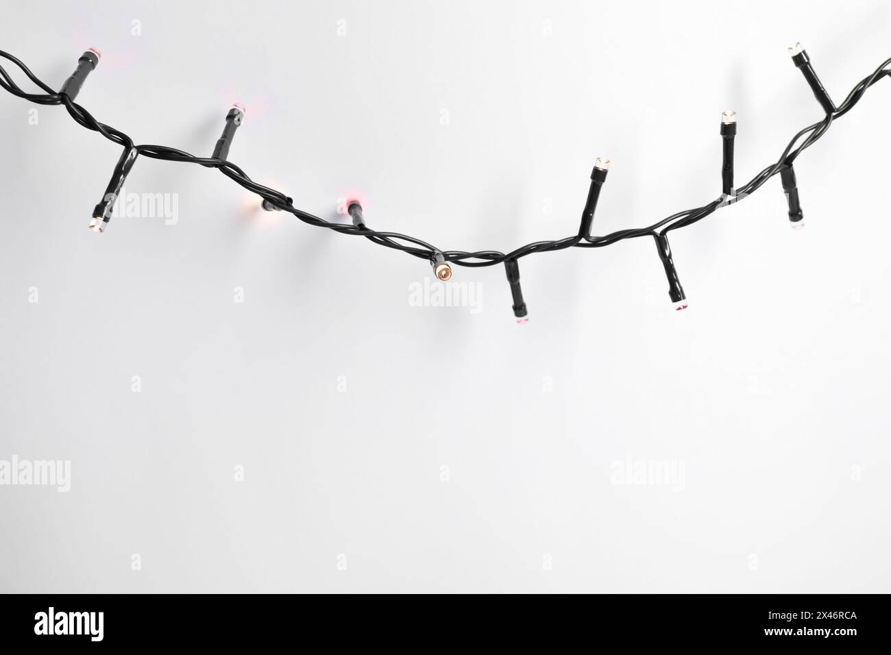 Belles lumières de Noël sur fond blanc, vue de dessus Banque D'Images