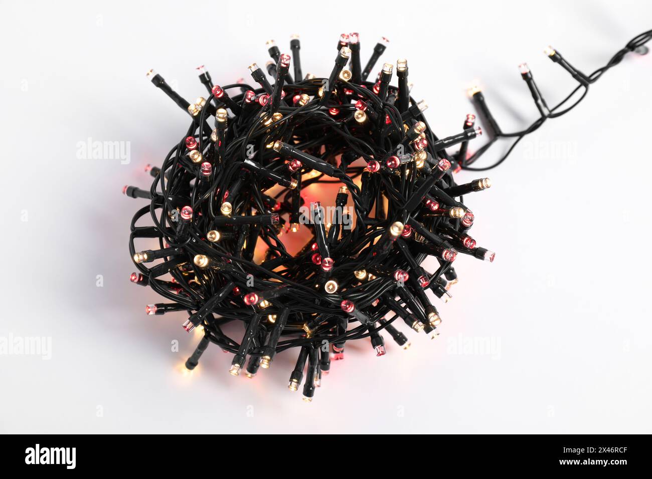 Paquet de belles lumières de Noël sur fond blanc Banque D'Images