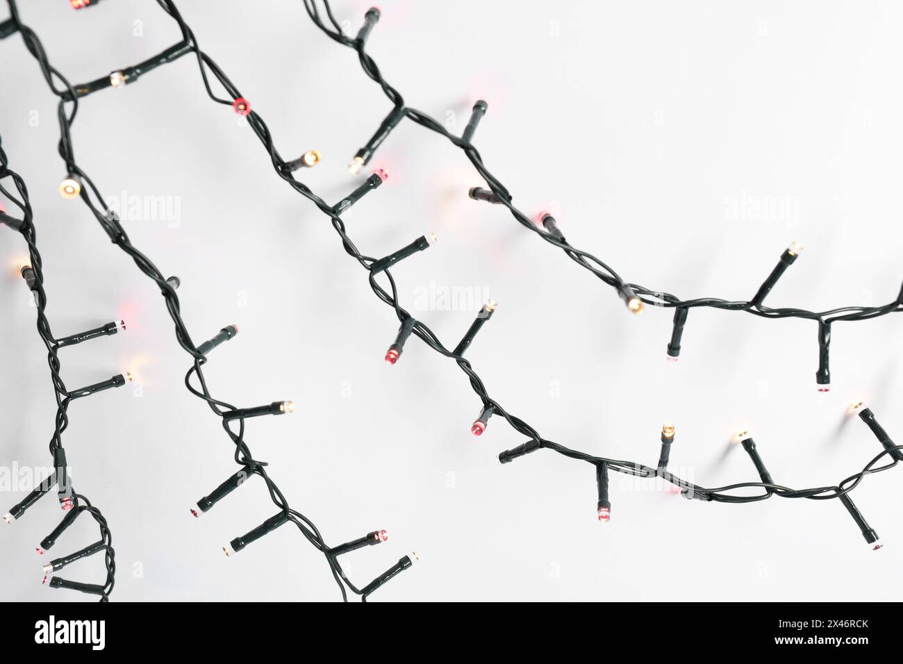 Belles lumières de Noël sur fond blanc, vue de dessus Banque D'Images