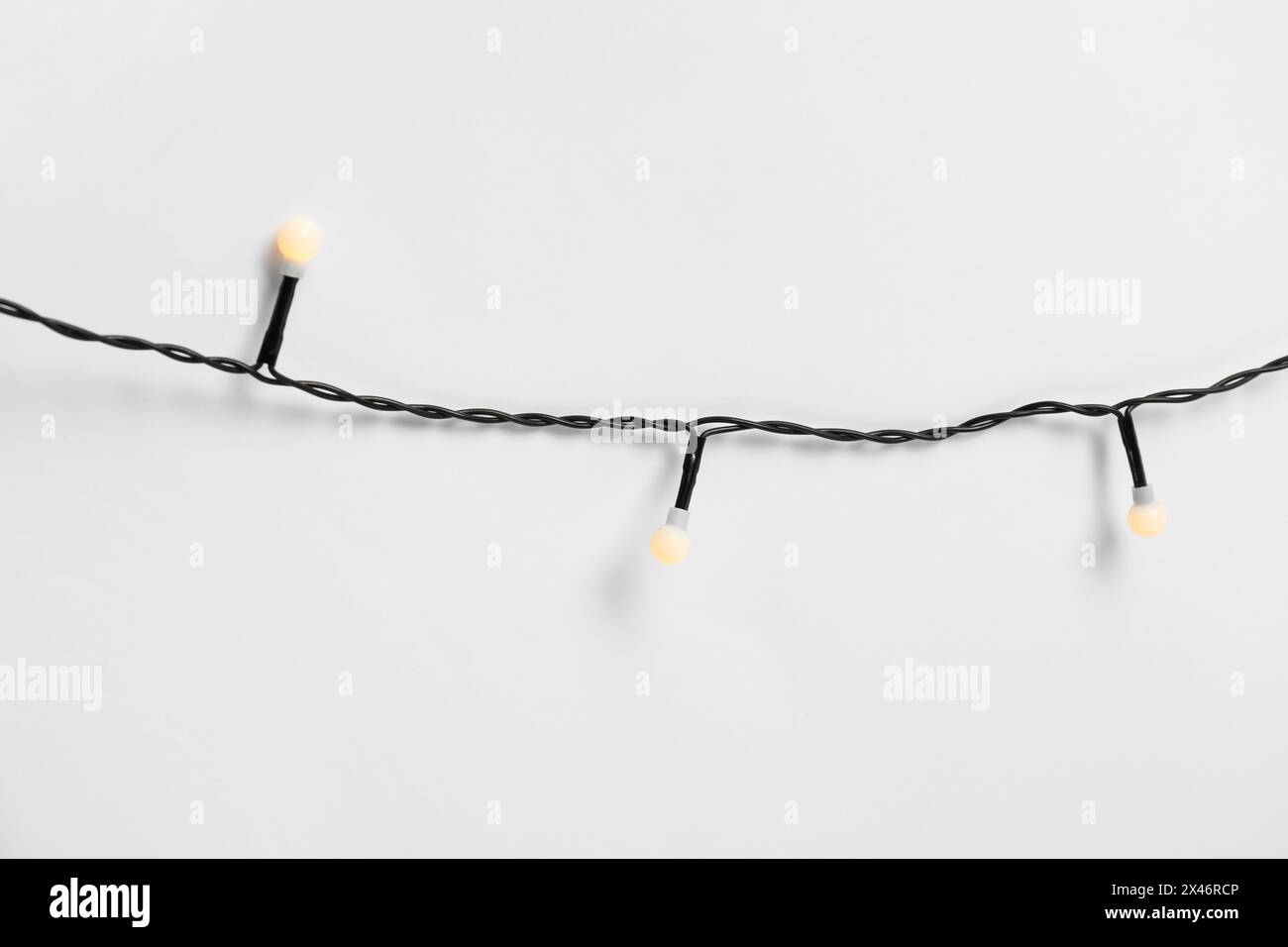 Belles lumières de Noël sur fond blanc, vue de dessus Banque D'Images