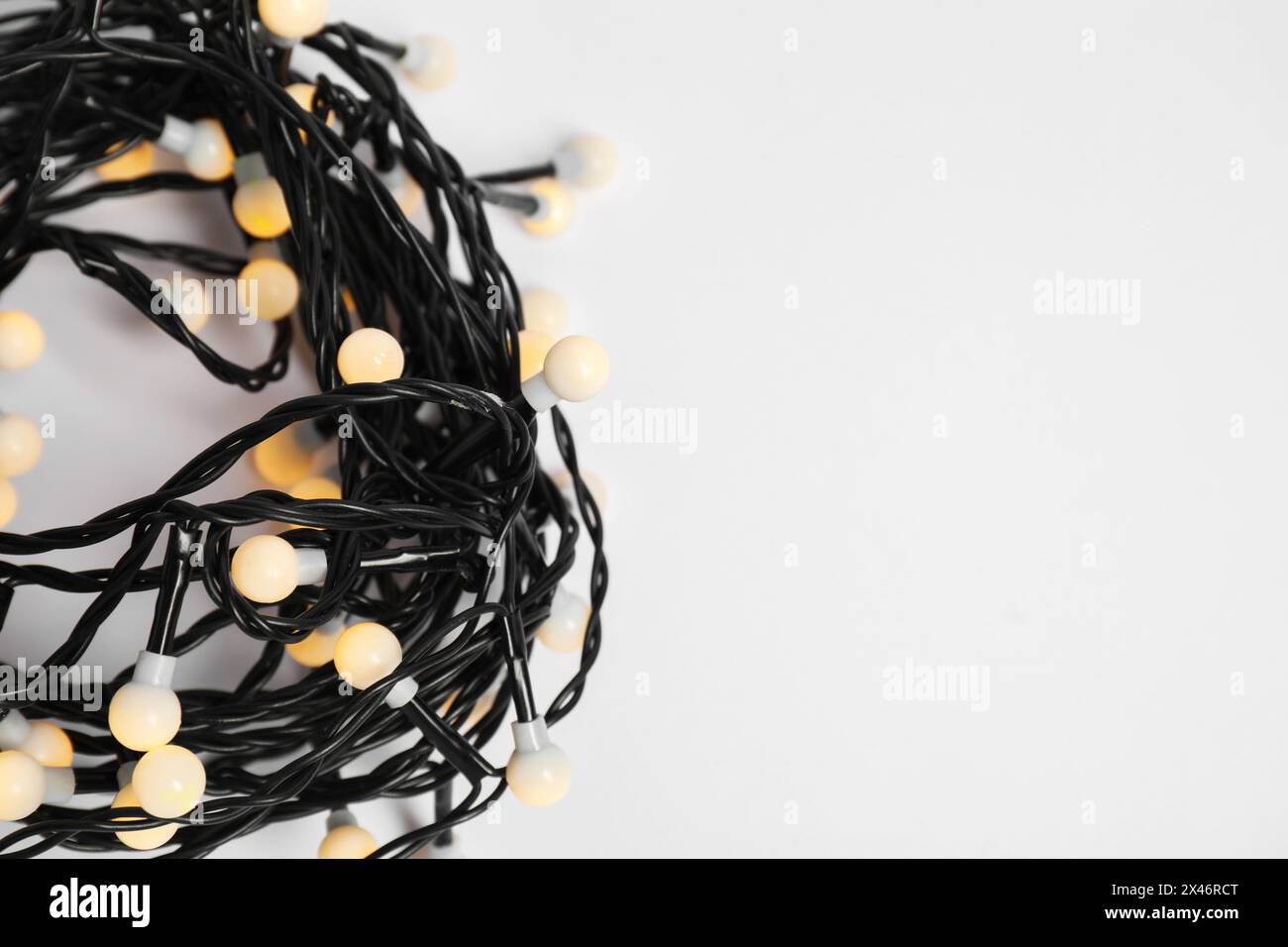 Belles lumières de Noël sur fond blanc, vue de dessus Banque D'Images