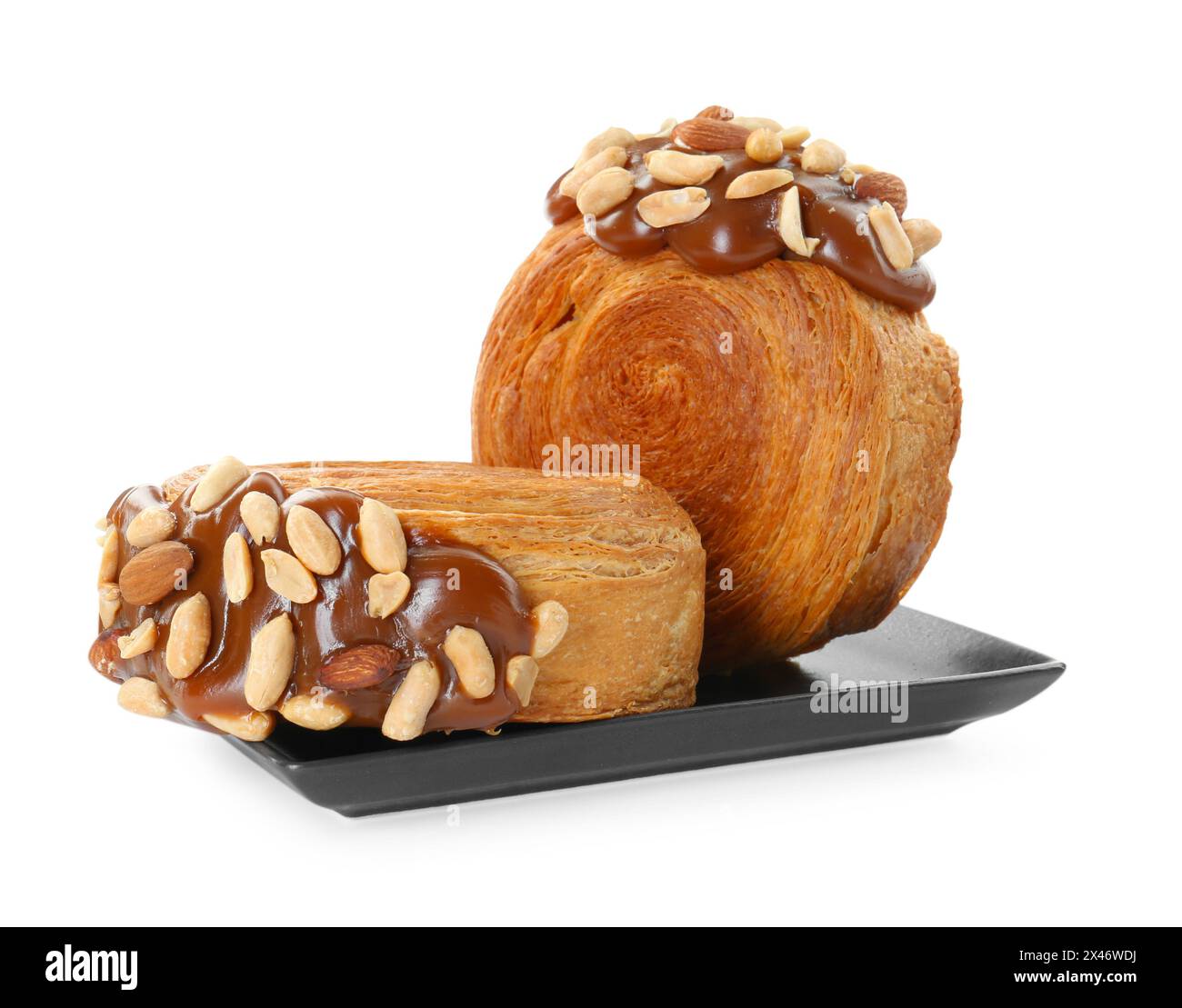 Croissants ronds avec pâte de chocolat et noix isolés sur blanc. Pâte feuilletée savoureuse Banque D'Images