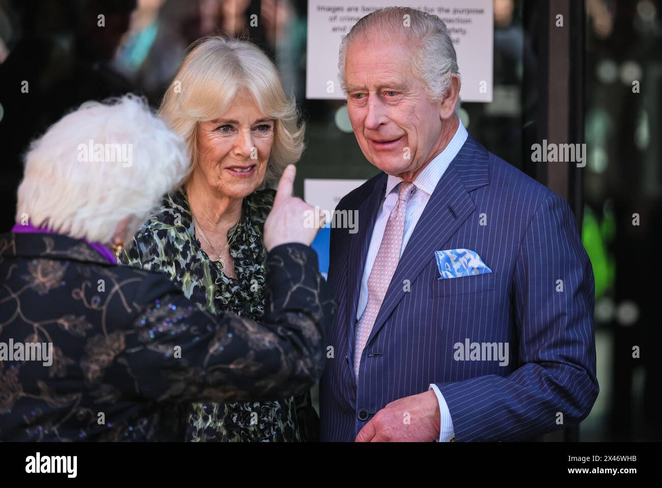 Londres, Royaume-Uni. 30 avril 2024. Le roi Charles III et la reine Camilla visitent le Centre de cancérologie UCH Macmillan à Londres. C'est le premier engagement public dans une démarche du roi pour retourner au service public après son diagnostic de cancer. Crédit : Imageplotter/Alamy Live News Banque D'Images