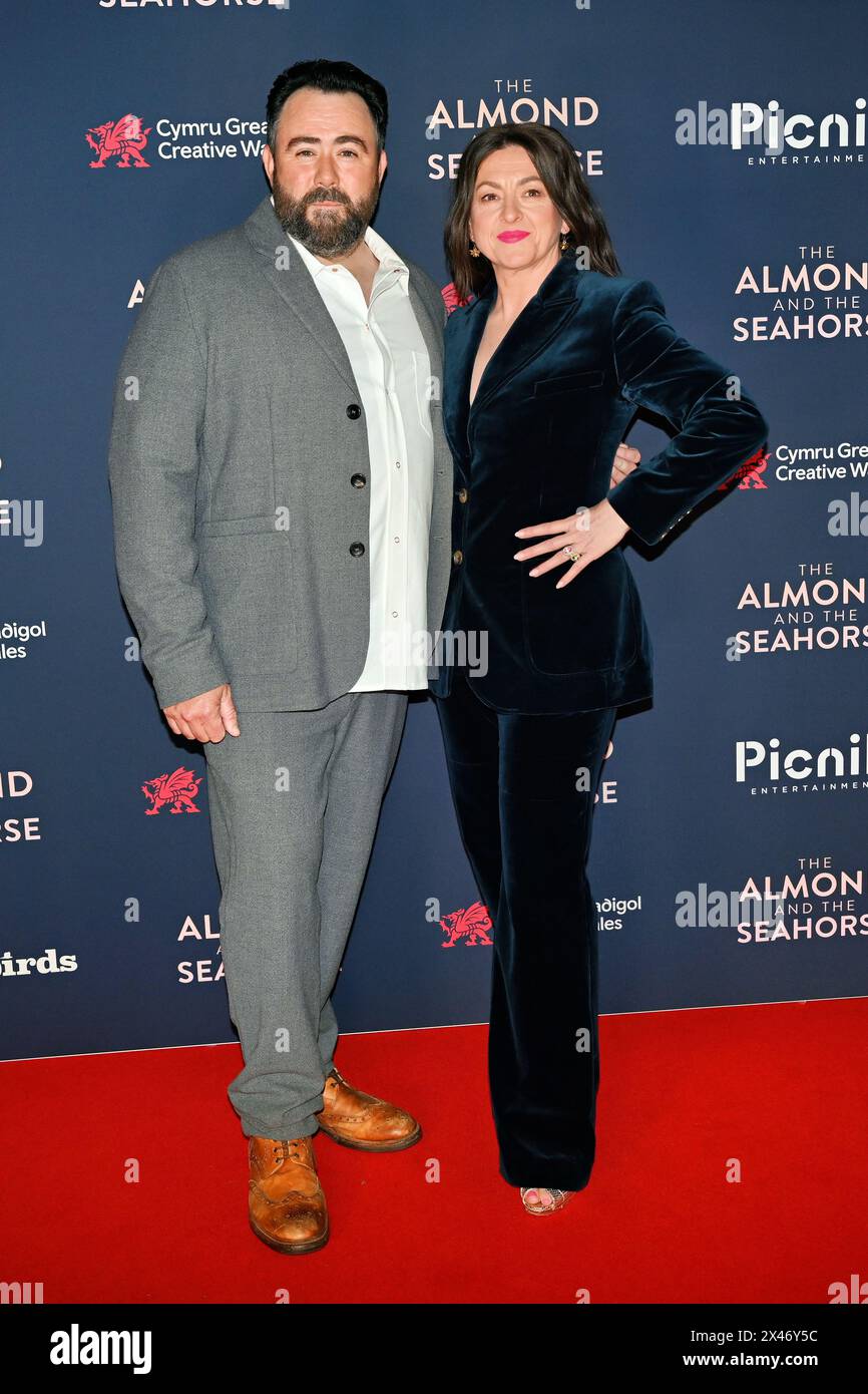 LONDRES, ANGLETERRE - AVRIL 30 : Celyn Jones et JO Hartley assistent à la première britannique de 'The Almond and the Seahorse' au vue West End le 30 avril 2024 à Londres, en Angleterre. Banque D'Images