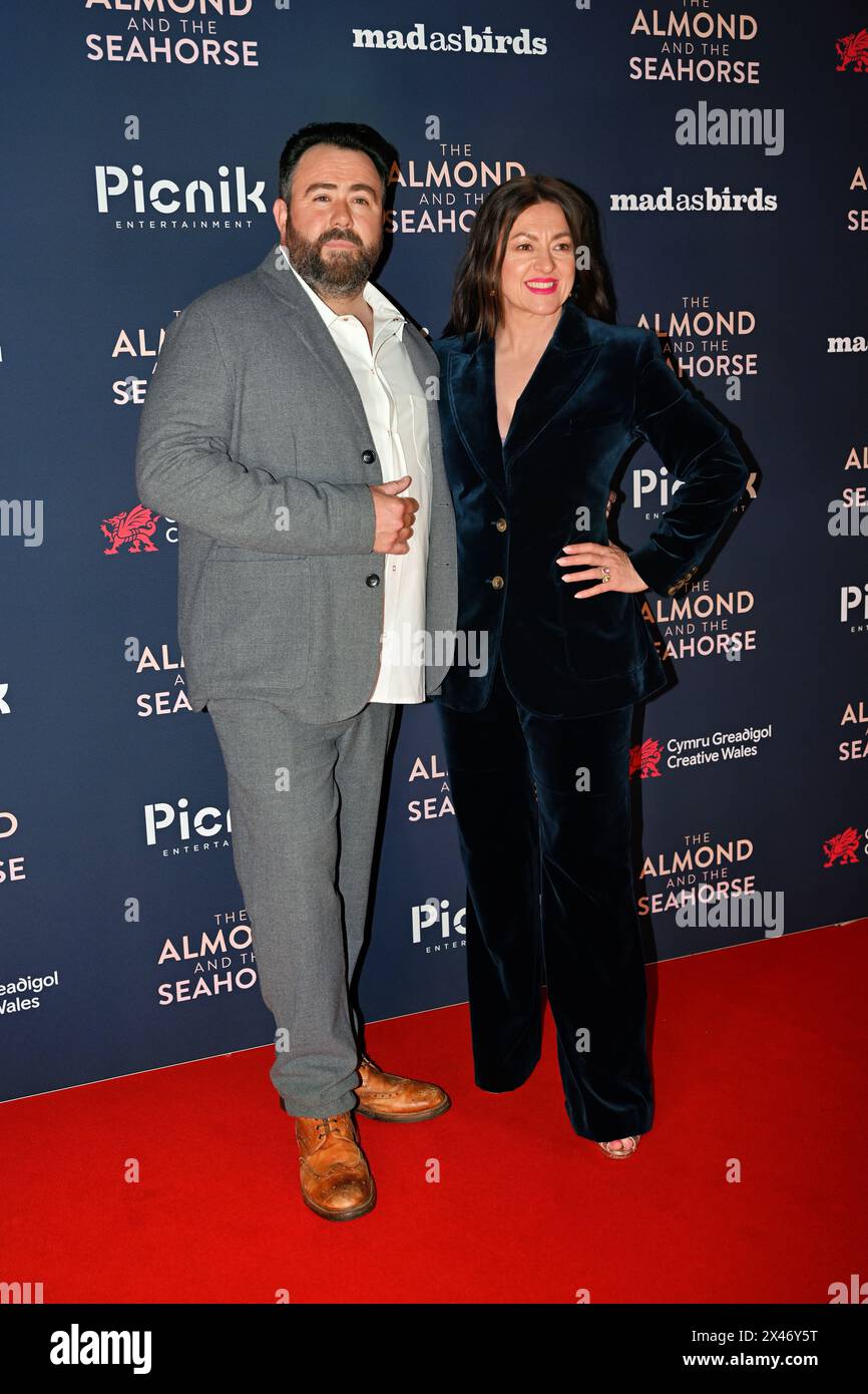 LONDRES, ANGLETERRE - AVRIL 30 : Celyn Jones et JO Hartley assistent à la première britannique de 'The Almond and the Seahorse' au vue West End le 30 avril 2024 à Londres, en Angleterre. Banque D'Images