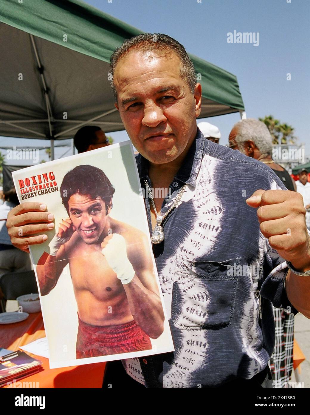 31 décembre 1969, Venice, California, USA : Boxer Bobby Chacon à muscle Beach Venice rencontre les fans. Il détient deux titres, WBC poids plume et Super poids plume Champion. Il a été intronisé à l'International Boxing Hall of Fame 2005. Chacon est décédé en 2016. (Crédit image : © Ian L. Sitren/ZUMA Press Wire) USAGE ÉDITORIAL SEULEMENT! Non destiné à UN USAGE commercial ! Banque D'Images