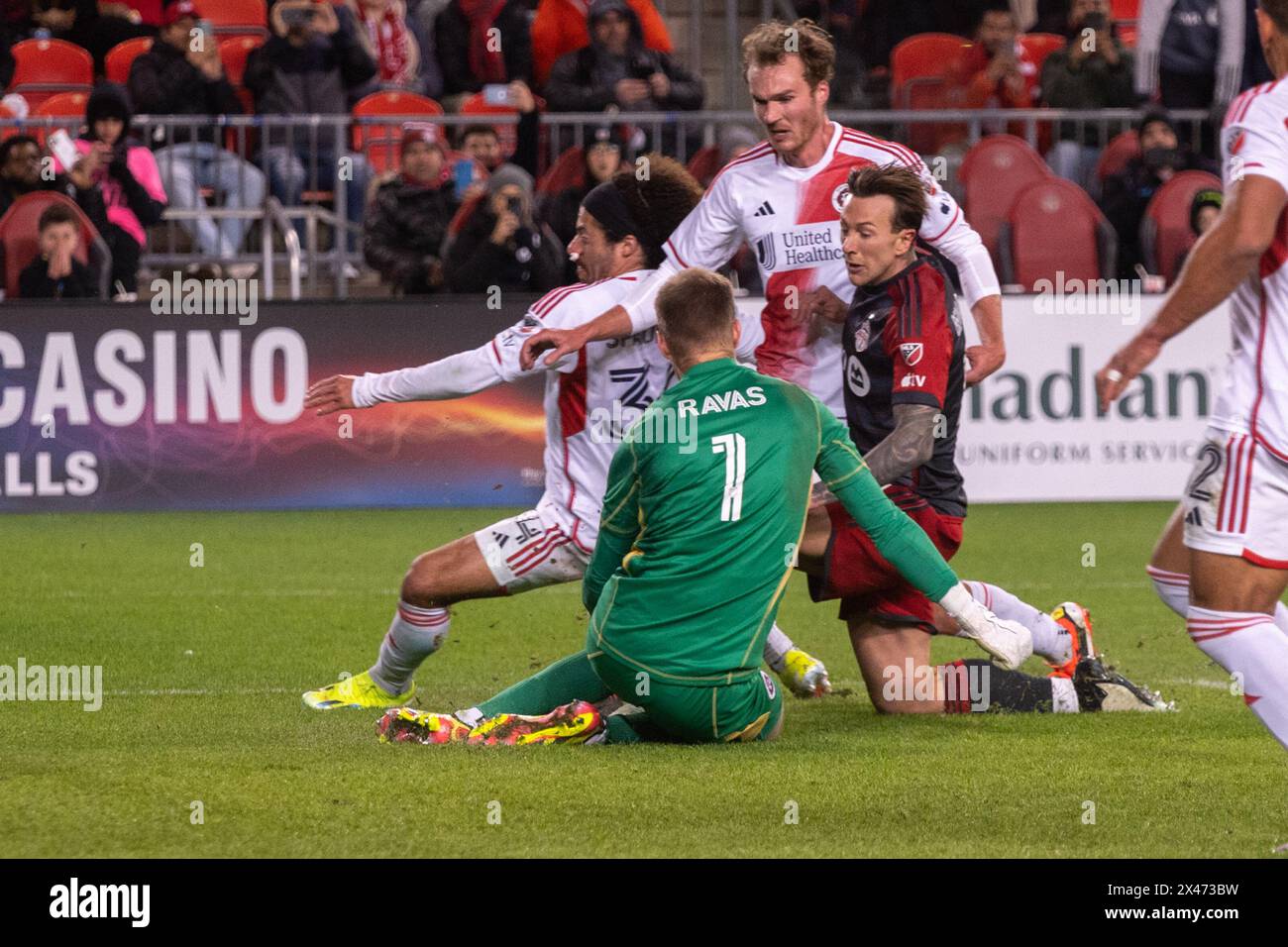 Toronto, ON, Canada - 20 avril 2024 : les joueurs se battent pour le ballon lors du match de saison régulière de la MLS entre Toronto FC (Canada) et New England Re Banque D'Images Toronto, ON, Canada - 20 avril 2024 : les joueurs se battent pour le ballon lors du match de saison régulière de la MLS entre Toronto FC (Canada) et New England Re Banque D'Images