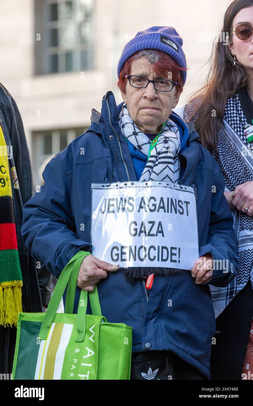 Whitehall, Londres, Royaume-Uni. Lundi 29 avril 2024. Pour marquer le jour commémoratif international des travailleurs, le National Union of Journalist London Freelance Branch a organisé un rassemblement et une veillée en face de Downing Street. Des discours ont été prononcés en mémoire des journalistes et des professionnels des médias tués par l'armée israélienne dans sa guerre contre la population de Gaza. Abdullah Bailey/Alamy Live News Banque D'Images