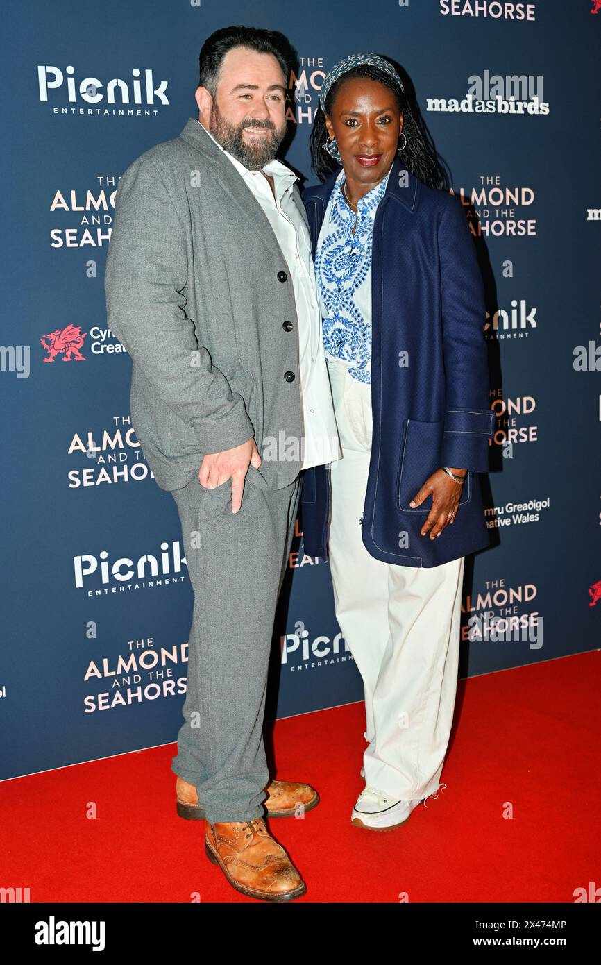 LONDRES, ANGLETERRE - AVRIL 30 : Celyn Jones et Jacqueline Boatswain assistent à la première britannique de 'The Almond and the Seahorse' au vue West End le 30 avril 2024 à Londres, en Angleterre. Crédit : Voir Li/Picture Capital/Alamy Live News Banque D'Images