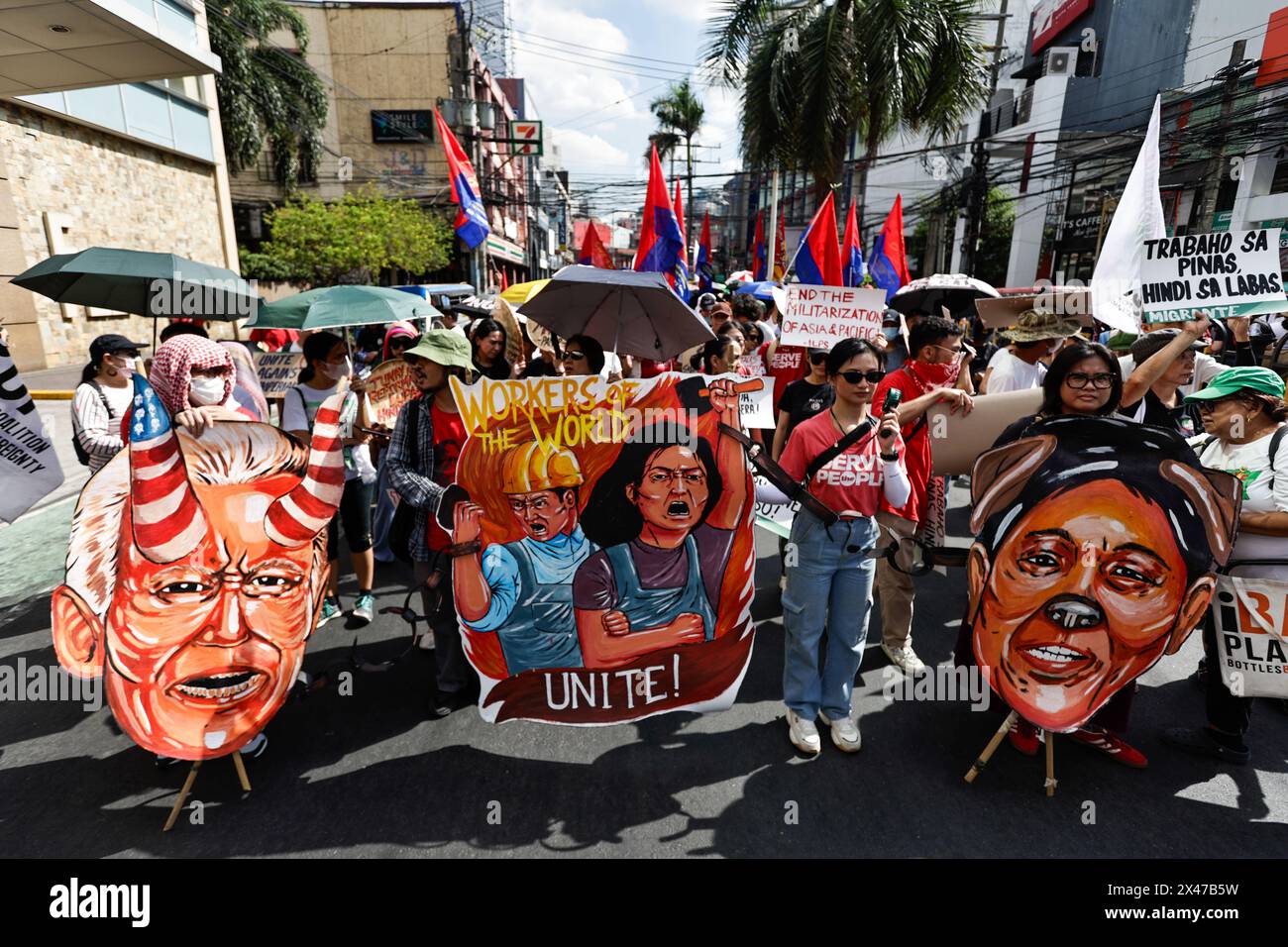 Manille, Manille, Philippines. 1er mai 2024. Manifestants tenant les accessoires avec les visages du président des États-Unis Joe Biden et du président philippin Ferdinand ''Bongbong'' Romualdez Marcos Jr., lors du rassemblement de la fête du travail à Manille. Y compris exiger une augmentation du salaire minimum et de meilleures protections du travail, critiquer le rôle du gouvernement des États-Unis dans le conflit israélo-palestinien, et demander aux autorités philippines de ne pas éliminer progressivement Jeepney. (Crédit image : © Daniel Ceng Shou-Yi/ZUMA Press Wire) USAGE ÉDITORIAL SEULEMENT! Non destiné à UN USAGE commercial ! Banque D'Images