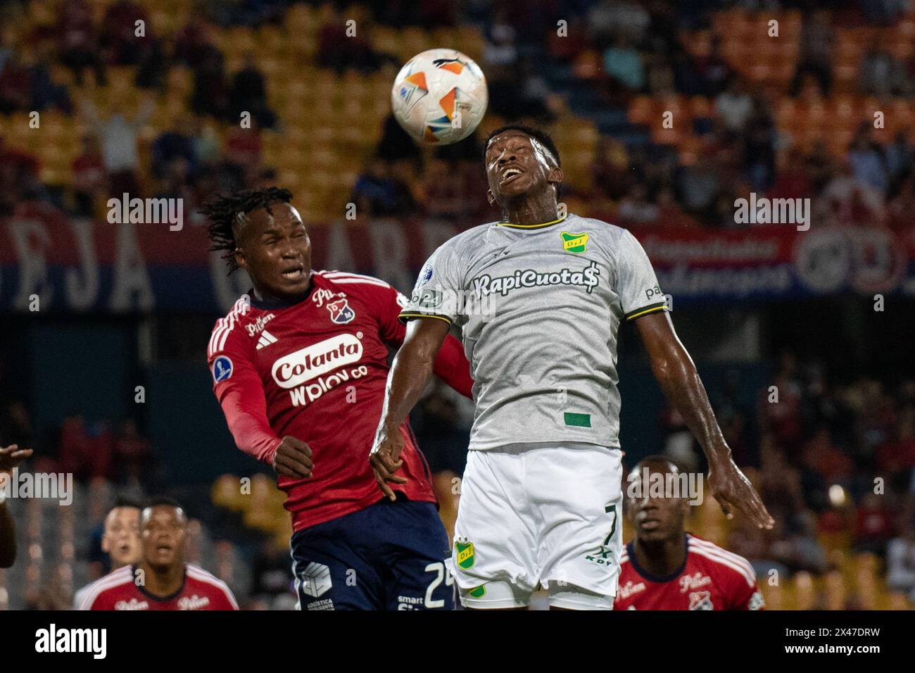 Medellin, Colombie. 25 avril 2024. Jose Ortiz (l) du Deportivo Independiente Medellin se bat contre Yorman Zapata (R) de Defensa y Justicia lors du match du CONMEBOL Sudamericana opposant Deportivo Independiente Medellin V Defensa y Justicia à Medellin, Colombie, le 25 avril 2024. Photo par : Camilo Moreno/long Visual Press crédit : long Visual Press/Alamy Live News Banque D'Images