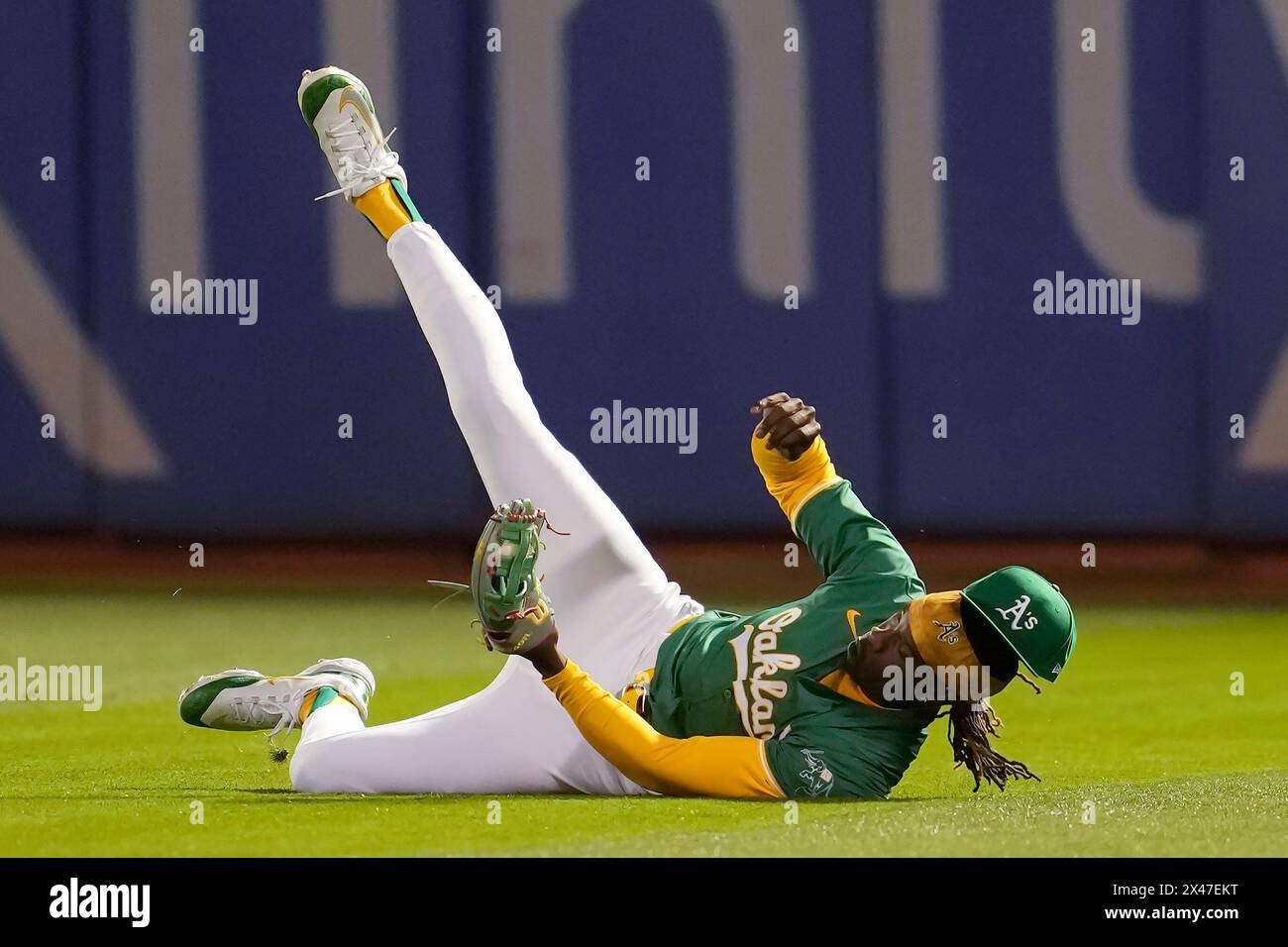 Oakland Athletics right fielder Lawrence Butler catches a line out hit by Pittsburgh Pirates' Connor Joe during the seventh inning of a baseball game in Oakland, Calif., Tuesday, April 30, 2024. (AP Photo/Jeff Chiu) Banque D'Images