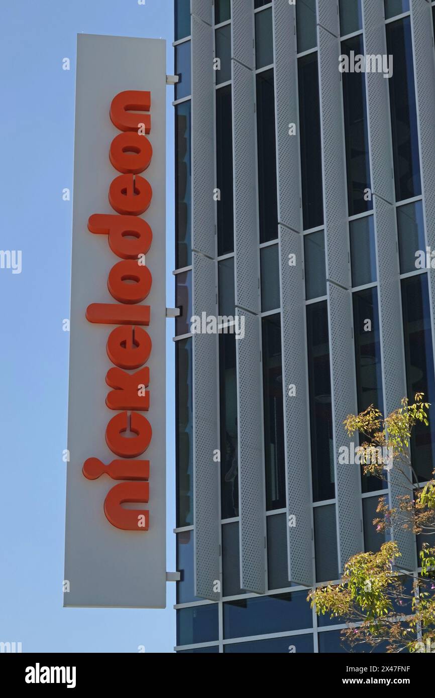 Burbank, Californie, États-Unis - 28 avril 2024 : un logo des studios d'animation Nickelodeon est affiché sur l'un des bâtiments de la société de divertissement. Banque D'Images
