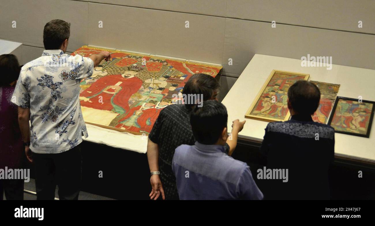 Ogoe which was lost in the Battle of Okinawa of WW2 in 1945 and returned from America in March 2024 is unveiled to media and others at the Okinawa Prefectural Museum & Art Museum in Naha City, Okinawa prefecture on April 30, 2024. Of the 22 cultural artifacts returned, four Ogoe, Okinawan portraits of Kings of Ryūkyū, were included. ( The Yomiuri Shimbun via AP Images ) Banque D'Images