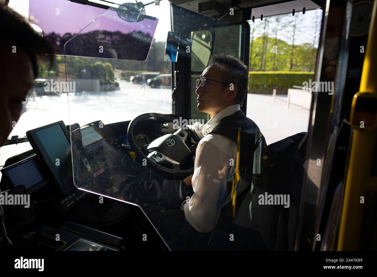 Tokyo, Japon. 19 avril 2024. Le chauffeur de bus regarde les passagers monter dans son bus. Les bus à pile à combustible sont un spectacle courant dans les rues de Tokyo. Des entreprises privées exploitent des autobus à pile à combustible avec des subventions du gouvernement métropolitain de Tokyo et du gouvernement national. À l’avenir, le bus hydrogène qui n’émet pas de dioxyde de carbone devrait devenir un outil clé pour réduire les émissions de CO2 au Japon. (Photo de Stanislav Kogiku/SOPA images/Sipa USA) crédit : Sipa USA/Alamy Live News Banque D'Images
