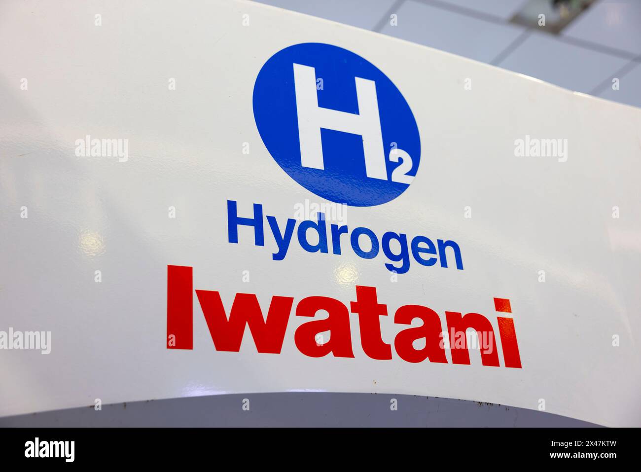 Tokyo, Japon. 19 avril 2024. Station hydrogène à Tokyo. Les bus à pile à combustible sont un spectacle courant dans les rues de Tokyo. Des entreprises privées exploitent des autobus à pile à combustible avec des subventions du gouvernement métropolitain de Tokyo et du gouvernement national. À l’avenir, le bus hydrogène qui n’émet pas de dioxyde de carbone devrait devenir un outil clé pour réduire les émissions de CO2 au Japon. Crédit : SOPA images Limited/Alamy Live News Banque D'Images