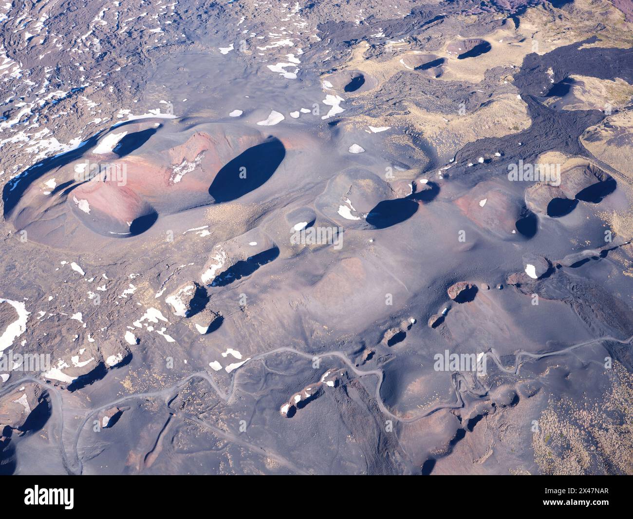 VUE AÉRIENNE. Le versant nord de l'Etna à une altitude d'environ 2500m asl montrant de nombreux cratères. Ville métropolitaine de Catane, Sicile, Italie. Banque D'Images