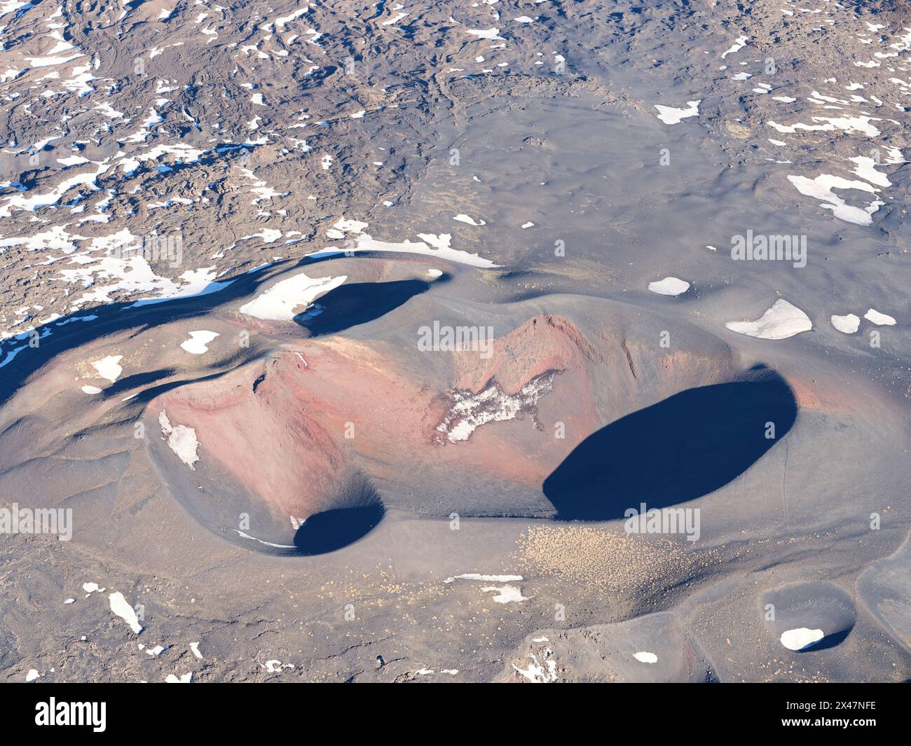 VUE AÉRIENNE. Le versant nord de l'Etna à une altitude d'environ 2500m asl montrant de nombreux cratères. Ville métropolitaine de Catane, Sicile, Italie. Banque D'Images