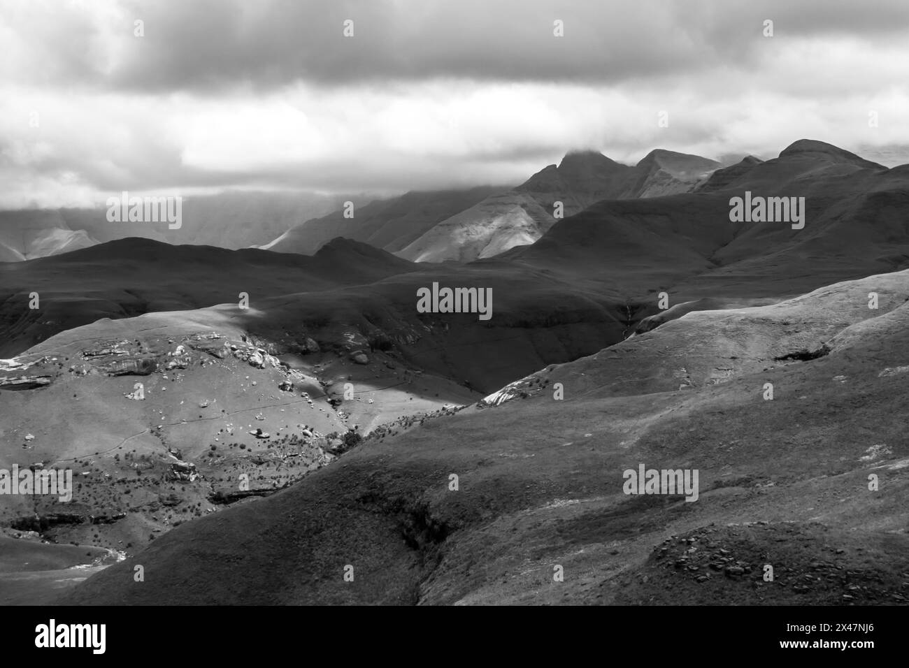 Paysage de montagne noir et blanc dans les montagnes du Drakensberg, Afrique du Sud Banque D'Images