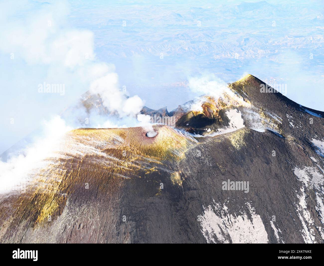 VUE AÉRIENNE. Le sommet de l'Etna avec les cratères Sud-est et Nouveau Sud-est. Ville métropolitaine de Catane, Sicile, Italie. Banque D'Images
