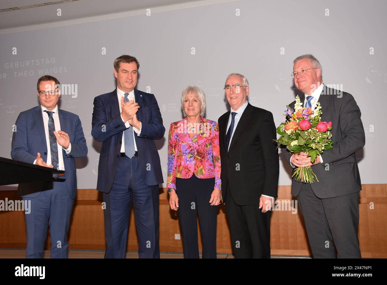 Martin Huber MDL CSU-Generalsekretaer Dr Markus Soeder Ministerpraesident Dr Irene Epple-Waigl Dr Theo Waigel des CSU-Ehrenvorsitzenden - Bundesminister A.D. Markus Ferber, MdEP, Muenchen 30.04.2024 Hanns-Seidel-Stiftung Festakt zum 85 Geburtstag von Dr. Theo Waigel des CSU-Ehrenvorsitzenden - Bundesminister A.D. - Muenchen *** Martin Huber MDL Secrétaire général de la CSU Dr Markus Soeder Ministerpraesident Dr Irene Epple Waigl Dr Theo Waigel du Président honoraire de la CSU Ministre fédéral a d Markus Ferber, eurodéputé, Munich 30 04 2024 cérémonie de la Fondation Hanns Seidel pour le 85e anniversaire du Dr Theo W. Banque D'Images