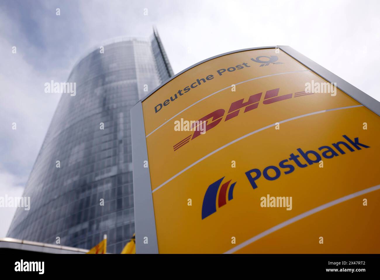 Der Post-Tower in Bonn ist die Zentrale der Deutschen Post AG. Bonn, 29.04.2024 NRW Deutschland *** la Tour de poste à Bonn est le siège de Deutsche Post AG Bonn, 29 04 2024 NRW Germany Copyright : xChristophxHardtx Banque D'Images