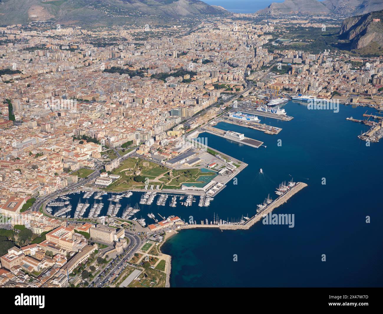 VUE AÉRIENNE. Le port de Palerme avec les terminaux de ferry. Province de Palerme, Sicile, Italie. Banque D'Images