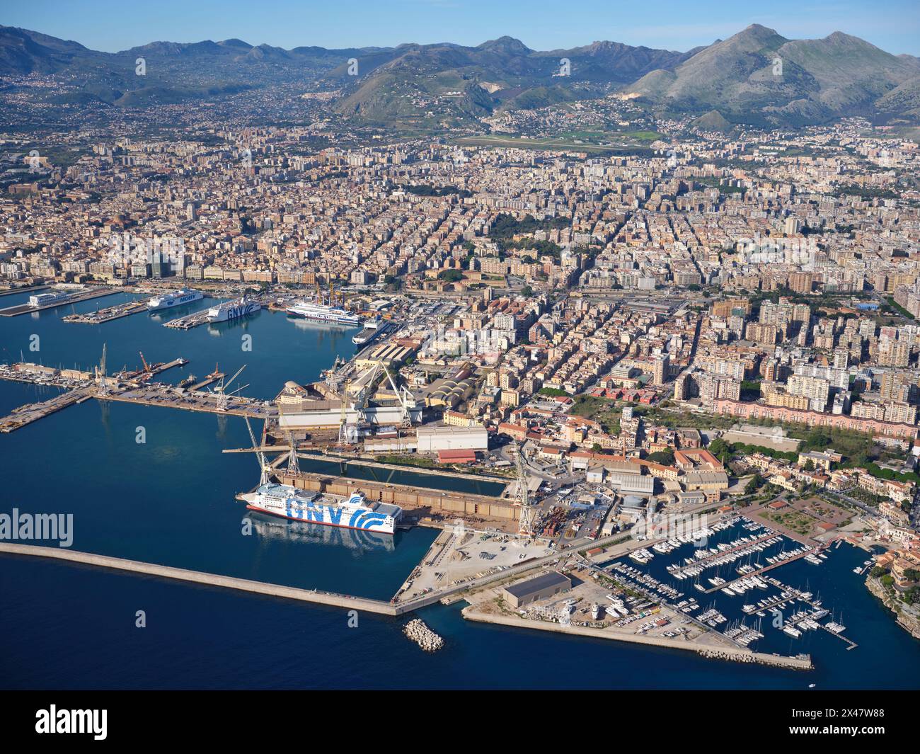 VUE AÉRIENNE. Le port de Palerme avec les terminaux de ferry. Province de Palerme, Sicile, Italie. Banque D'Images