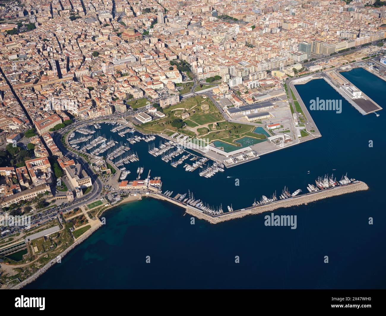 VUE AÉRIENNE. Marina la Cala, le port historique de Palerme. Province de Palerme, Sicile, Italie. Banque D'Images