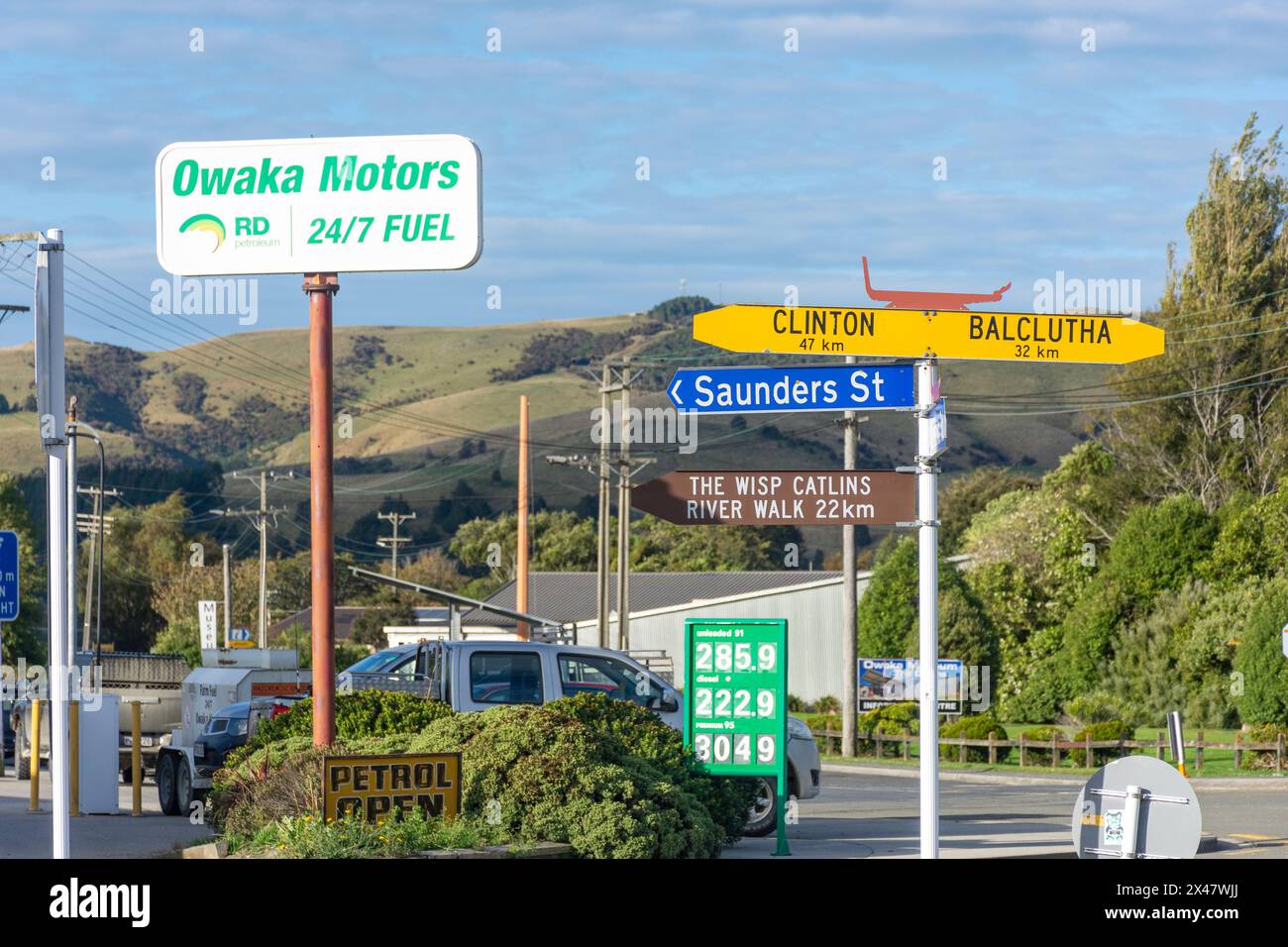 Panneaux routiers et automobiles, rue principale, Owaka, la côte des Catlins, Otago, nouvelle-Zélande Banque D'Images