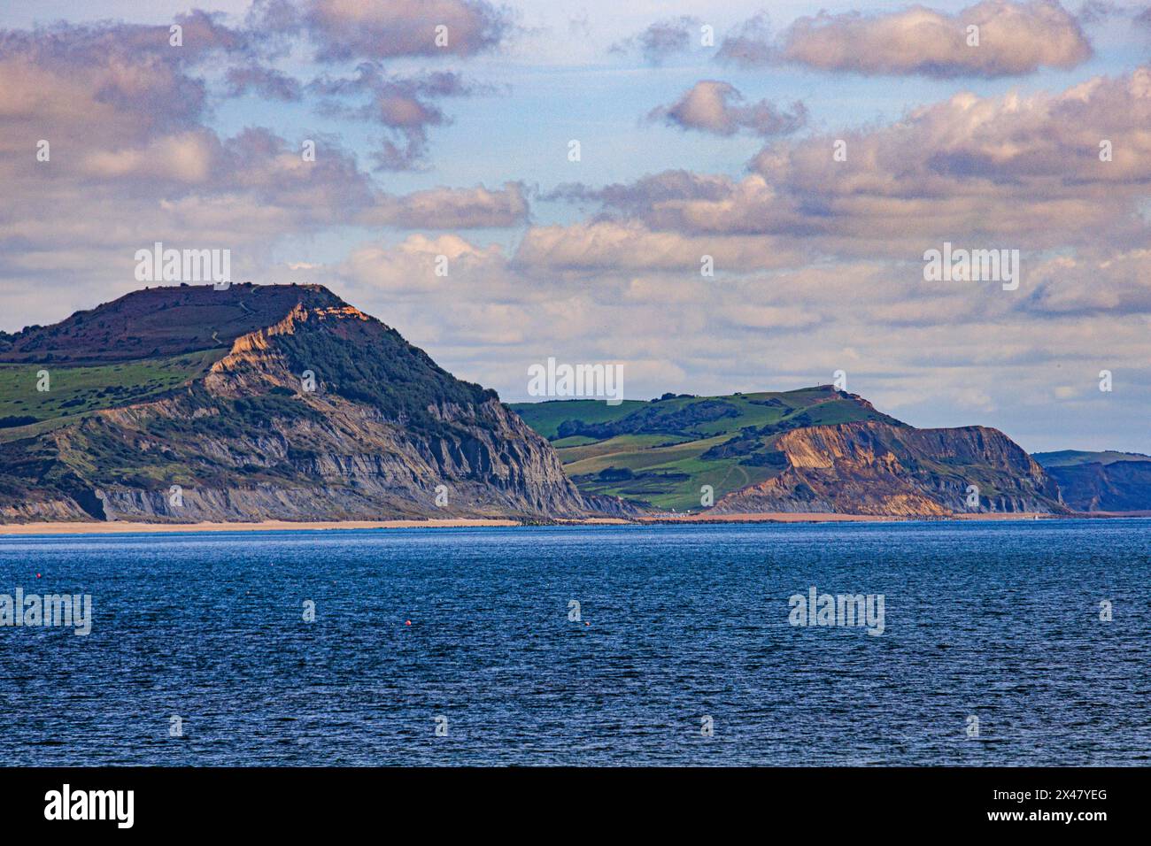 Les glissements de terrain et les affaissements massifs des falaises instables entre Charmouth et West Bay sur la côte jurassique, Dorset, Angleterre, Royaume-Uni Banque D'Images