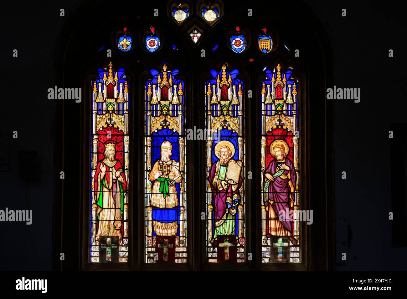 Vitrail vibrant à l'intérieur de l'église paroissiale St Michael l'Archange, Lyme Regis, Dorset, Angleterre, Royaume-Uni Banque D'Images