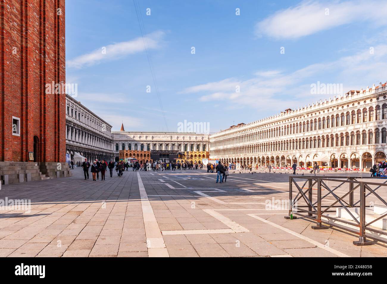 Place Saint Marc et ses touristes et vendeurs de rue à Venise en Vénétie, Italie Banque D'Images