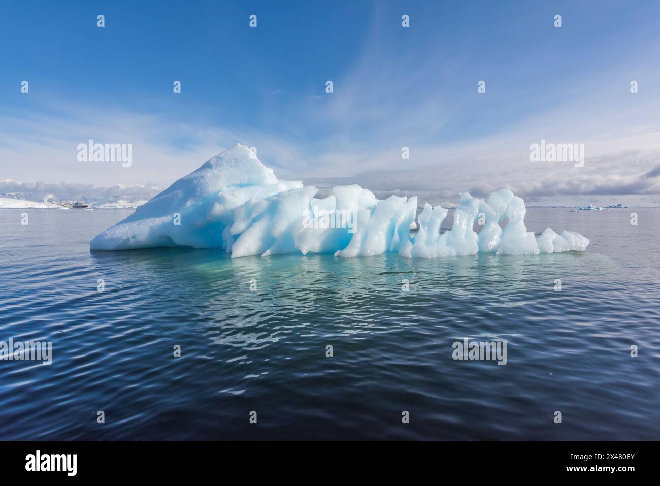 Cuverville, Antarctique. Les eaux peu profondes entre les îles Cuverville et Ronge piègent souvent et plantent les icebergs. Banque D'Images