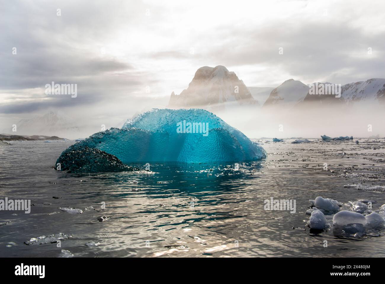 Île Petermann, Antarctique. Bel iceberg dans les eaux de l'Antarctique. Banque D'Images